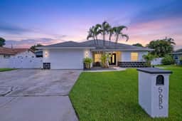 4BR Heated Pool w BBQ in Central Area - Image 4