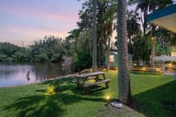Charming 2BR Retro Pondside Retreat FREE golf cart - Image 4
