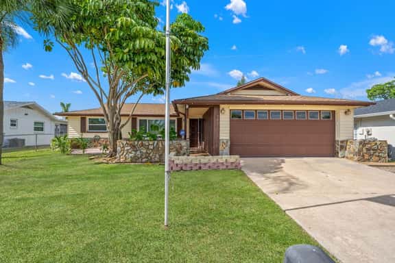 3BR Port Richey home with Hot Tub, Spacious - Image 1