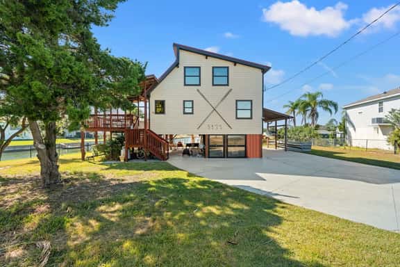 4BR Waterfront • Boat Slip + Kayaks • Sunsets - Image 1
