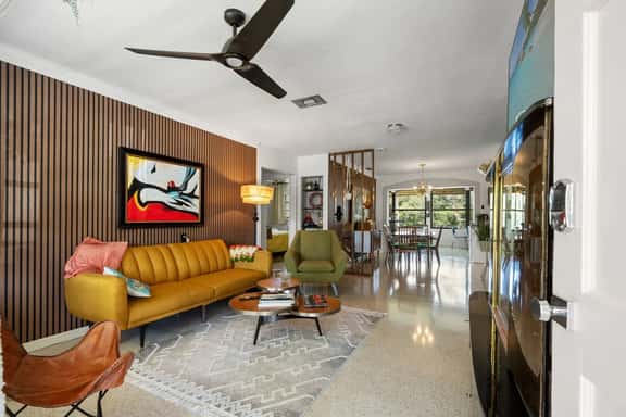 Charming 2BR Retro Pondside Retreat FREE golf cart - Image 1