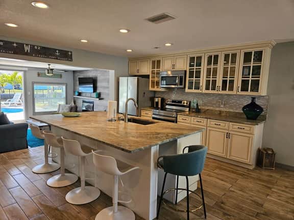 3BR Waterfront home w Private Pool in Port Richey - Image 5