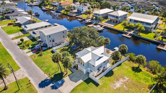 4BR Waterfront • Dock + Boat Slip • Direct Gulf - Image 4