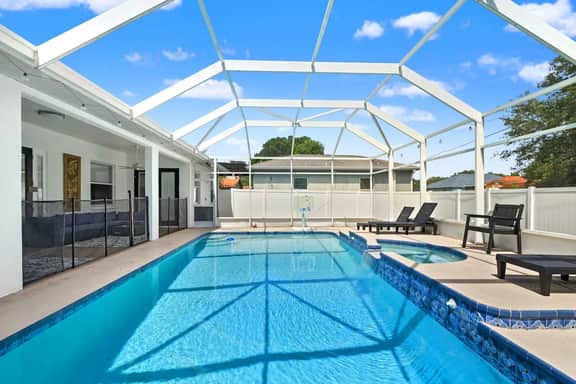 4BR Heated Pool w BBQ in Central Area - Image 2