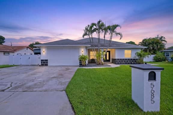4BR Heated Pool w BBQ in Central Area - Image 4